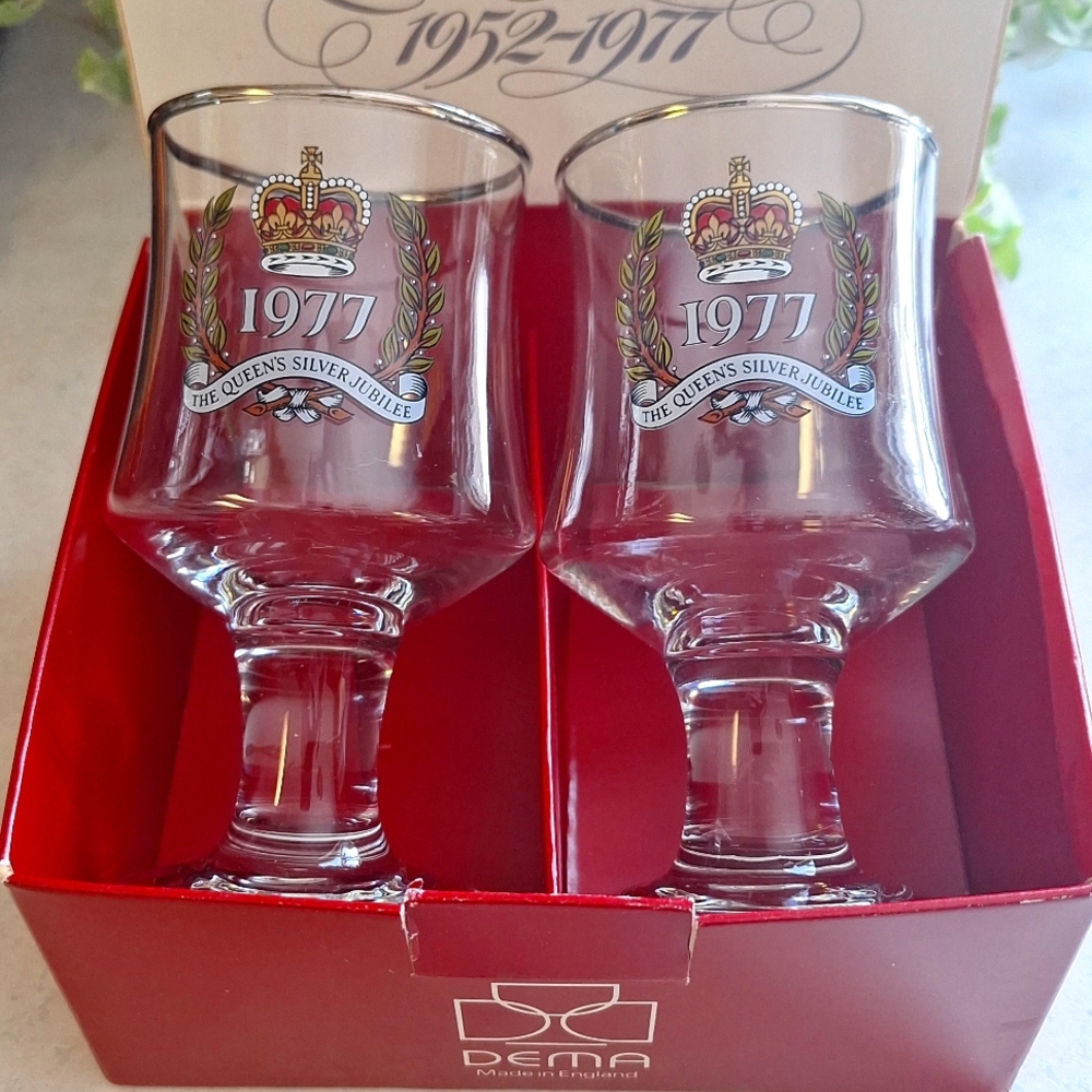 THE QUEEN'S Silver Jubilee 1952-1977 Commemorative boxed goblets (2)